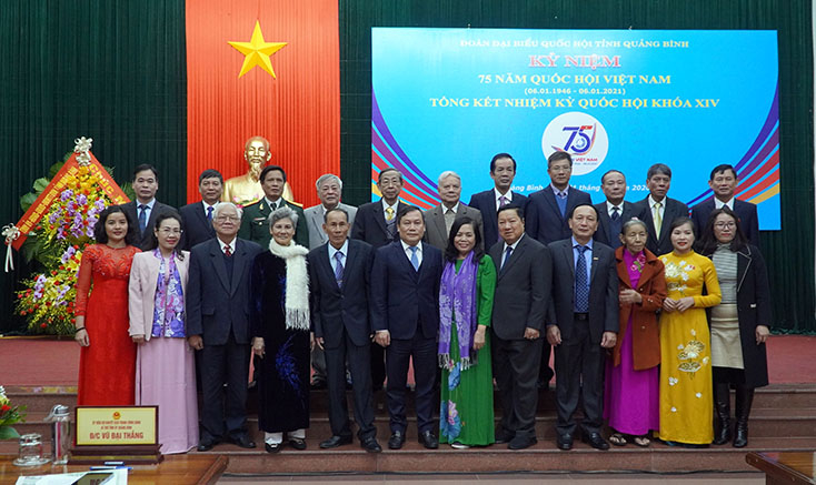 Các đồng chí lãnh đạo tỉnh chụp ảnh lưu niệm với đại biểu Quốc hội qua các thời kỳ.