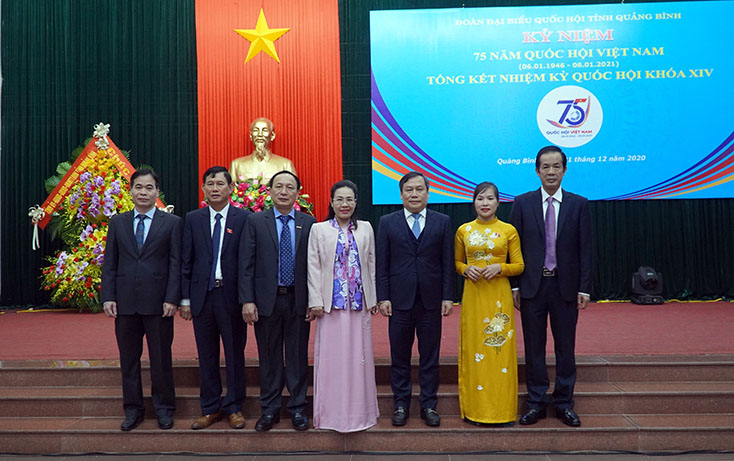 Các đồng chí lãnh đạo tỉnh chụp ảnh lưu niệm với đại biểu Quốc hội khóa XIV. 