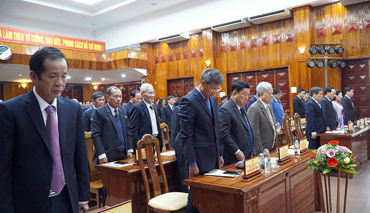 Các đại biểu mặc niệm Thiếu tướng Nguyễn Văn Man, Tư lệnh phó Quân khu 4, đại biểu Quốc hội khóa XIV đã anh dũng hy sinh trong khi làm nhiệm vụ.