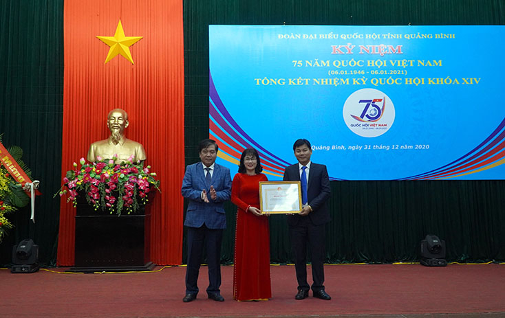 Đồng chí Đoàn Ngọc Lâm, Ủy viên Ban Thường vụ Tỉnh ủy, Phó Chủ tịch Thường trực HĐND tỉnh trao Bằng khen của UBND tỉnh cho Đoàn ĐBQH tỉnh.