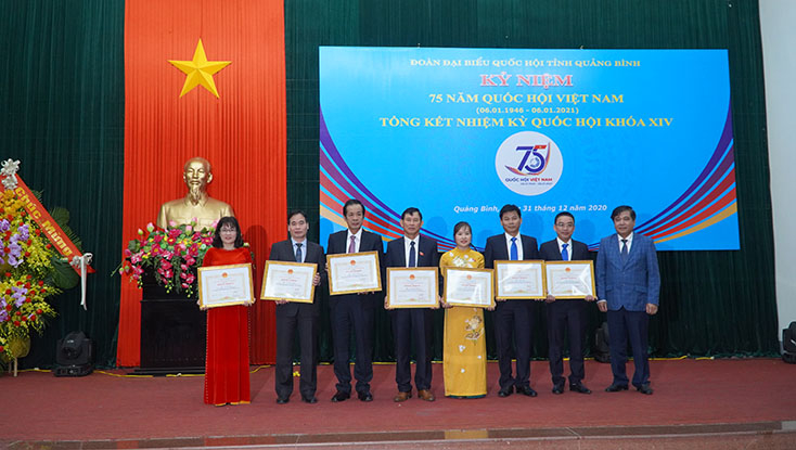 Đồng chí Đoàn Ngọc Lâm, Ủy viên Ban Thường vụ Tỉnh ủy, Phó Chủ tịch Thường trực HĐND tỉnh trao Bằng khen của UBND tỉnh cho các cá nhân.
