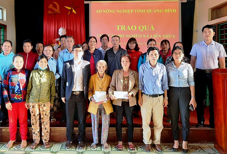 Sở Nông nghiệp-PTNT trao quà cho các hộ gia đình bị thiệt hai nặng do mưa lũ tại xã Liên Thủy (Lệ Thủy).