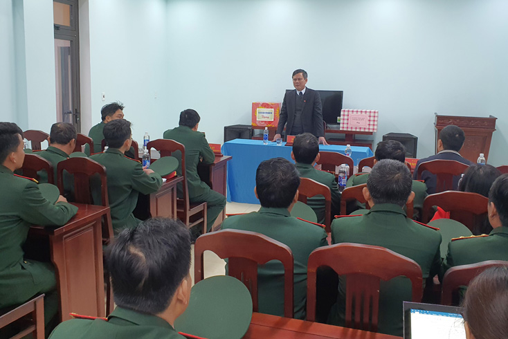 Đồng chí Trần Thắng Chủ tịch UBND tỉnh thăm hỏi tình hình công tác và động viên cán bộ chiến sỹ đang làm nhiệm vụ sẵn sàng chiến đấu tại Phân đội đảo La tại xã Quảng Đông (Quảng Trạch)... 