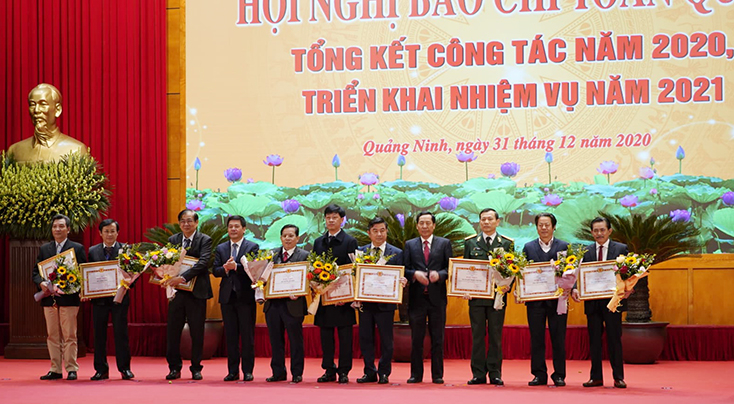  Ban Tuyên giáo Trung ương đã tặng bằng khen cho các tập thể có thành tích xuất sắc trong công tác thông tin tuyên truyền báo chí năm 2020