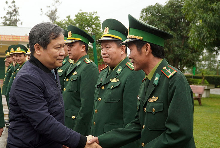Đồng chí Bí thư Tỉnh ủy Vũ Đại Thắng thăm CB,CS Đồn Biên phòng Roòn.