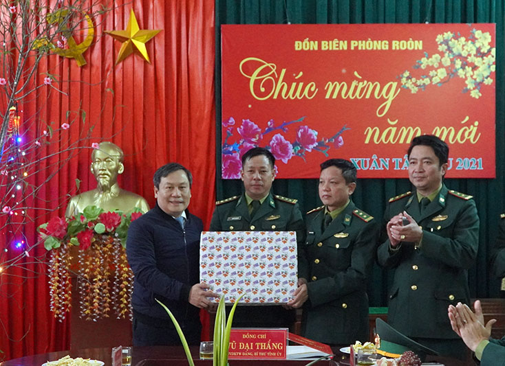 Đồng chí Bí thư Tỉnh ủy Vũ Đại Thắng tặng quà và gửi lời chúc năm mới đến toàn thể CB,CS Đồn Biên phòng Roòn.