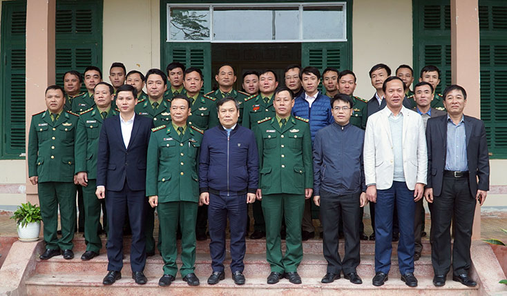 Đồng chí Bí thư Tỉnh ủy Vũ Đại Thắng chụp ảnh lưu niệm cùng cán bộ, chiến sỹ Đồn Biên phòng Roòn