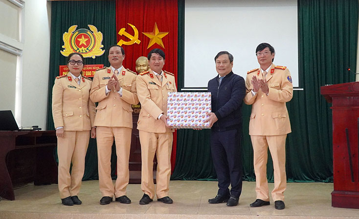 Đồng chí Bí thư Tỉnh ủy Vũ Đại Thắng chúc mừng CB,CS Phòng CSGT, Công an tỉnh và đề nghị CB,CS cần nỗ lực, quyết tâm cao để bảo đảm trật tự ATGT, giữ gìn bình yên cho cuộc sống nhân dân.