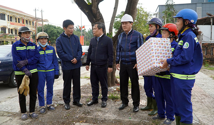 Đồng chí Bí thư Tỉnh ủy Vũ Đại Thắng đề nghị lãnh đạo Công ty cổ phần phát triển môi trường và đô thị quan tâm chăm lo hơn nữa đời sống cán bộ, công nhân.