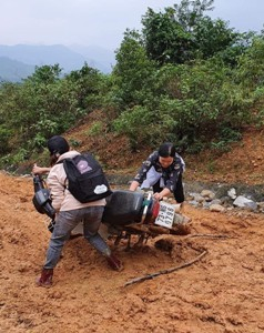 Dù quãng đường đi lại khó khăn đến đâu cũng không thể ngăn được tình yêu thương và đam mê với nghề của Cô Nguyễn Thị Lưu đối với những em học sinh nhỏ xã Trường Sơn.