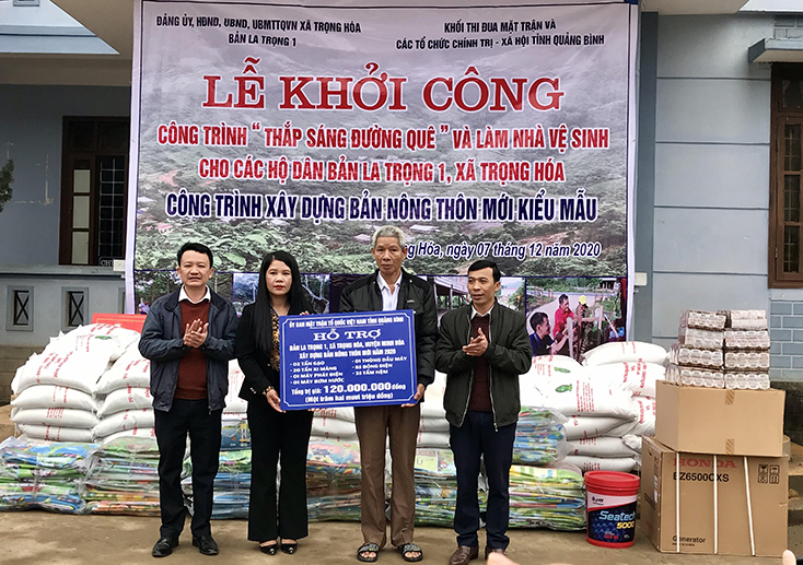 Đại diện lãnh đạo Ủy ban MTTQVN tỉnh trao hỗ trợ bản La Trọng 1 xây dựng bản NTM với tổng trị giá 120 triệu đồng.