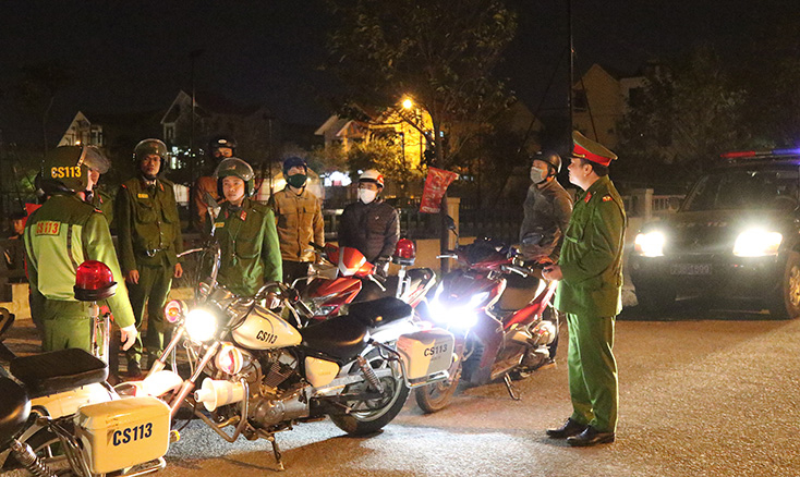 Các tổ công tác bố trí lực lượng công khai và hóa trang tiến hành công tác tuần tra, kiểm soát, đảm bảo an ninh trật tự trên tất cả các tuyến đường tại các xã, phường của thành phố Đồng Hới