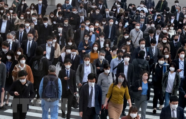 Người dân tại thủ đô Tokyo của Nhật Bản. (Ảnh: AFP/TTXVN)