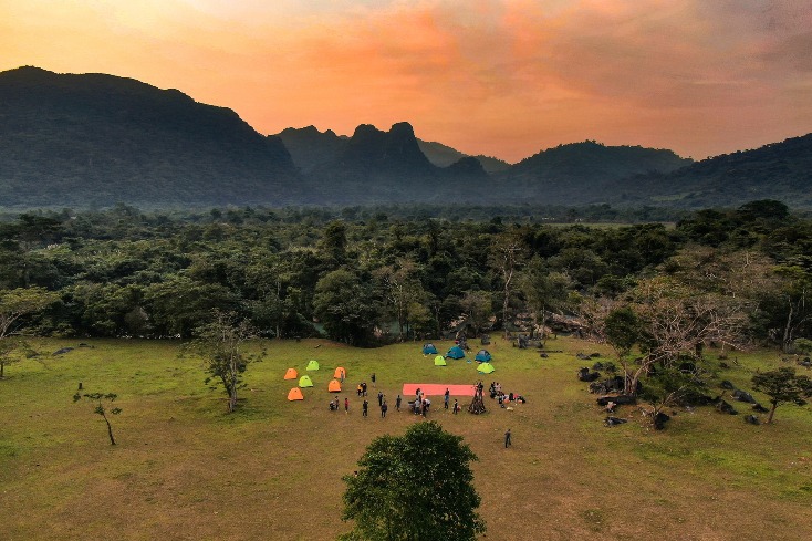 Tour khám phá văn hóa bản địa người Bru-Vân Kiều tạo sức thu hút riêng với du khách. (Ảnh: Công ty Netin)