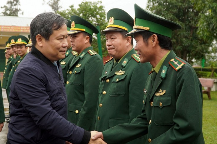 Đồng chí Bí thư Tỉnh ủy Vũ Đại Thắng thăm cán bộ, chiến sĩ Đồn Biên phòng Roòn và đề nghị BĐBP hướng dẫn, tuyên truyền, vận động người dân tự giác chấp hành các quy định phòng chống Covid-19.