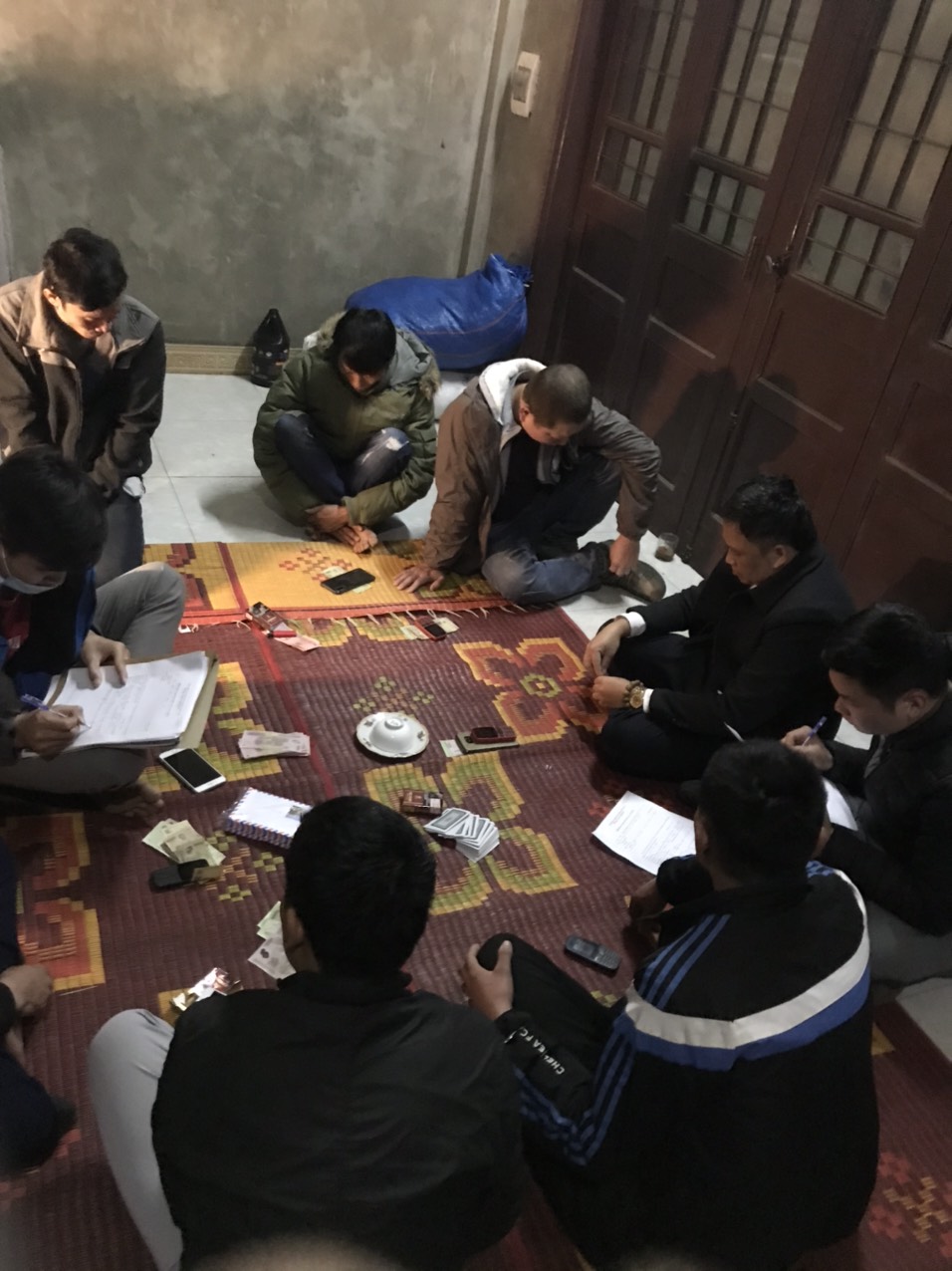 Các đối tượng đánh bạc bị Công an huyện Minh Hóa bắt quả tang.