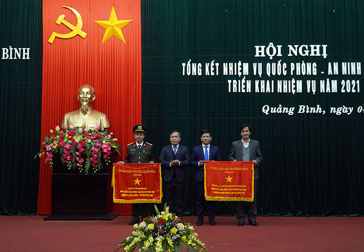Đồng chí Bí thư Tỉnh ủy Vũ Đại Thắng trao cờ thi đua của UBND tỉnh cho các tập thể.