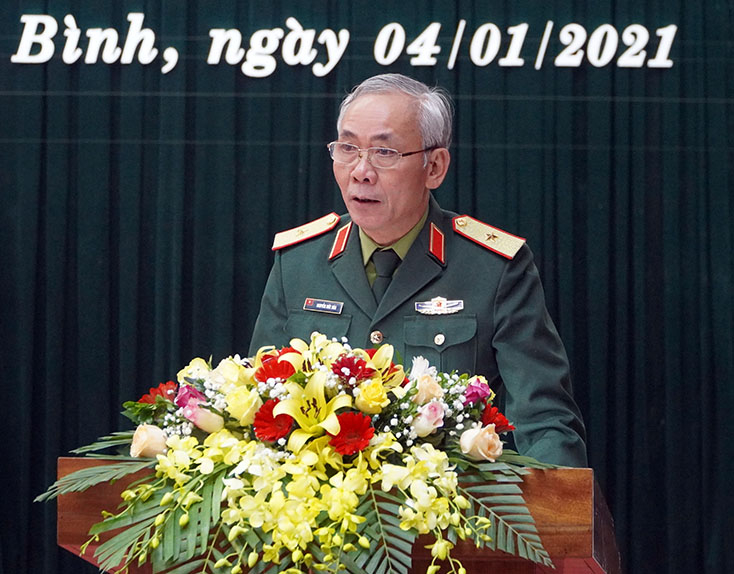 Thiếu tướng Nguyễn Đức Hóa, Phó Chính ủy Bộ Tư lệnh Quân khu 4 phát biểu tại hội nghị.  