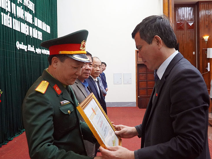 Đồng chí Chủ tịch UBND tỉnh Trần Thắng trao Bằng khen của UBND tỉnh cho các tập thể.