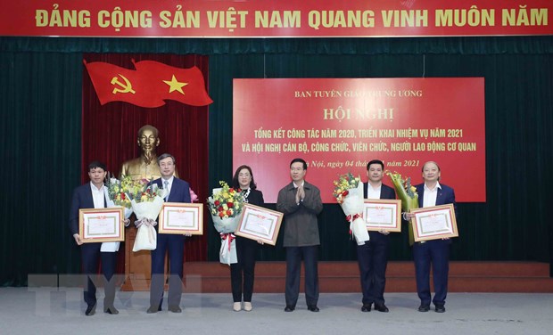 Ủy viên Bộ Chính trị, Bí thư Trung ương Đảng, Trưởng Ban Tuyên giáo Trung ương Võ Văn Thưởng trao danh hiệu Chiến sỹ Thi đua cấp Ban cho các cá nhân có thành tích xuất xắc. (Ảnh: Phương Hoa/TTXVN)