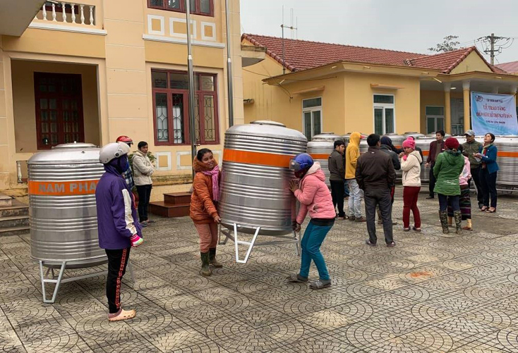 Niềm vui của người dân xã Ngân Thủy khi nhận được những suất quà có giá trị từ Tập đoàn Nam Phát