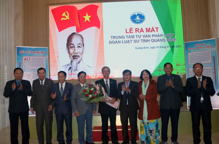 Đại diện lãnh đạo Sở Tư pháp tặng hoa chúc mừng tại lễ ra mắt Trung tâm Tư vấn pháp luật Đoàn Luật sư Quảng Bình.