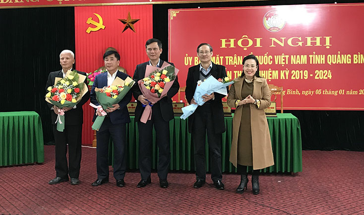 Đồng chí Chủ tịch Ủy ban MTTQVN tỉnh Phạm Thị Hân tặng hoa cho các đồng chí thôi không tham gia Ủy viên Ủy ban MTTQVN tỉnh, nhiệm kỳ 2019-2024.