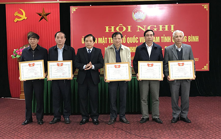  Đại diện lãnh đạo Ủy ban MTTQVN tỉnh tặng bằng khen của Ủy ban MTTQVN tỉnh cho các tập thể.