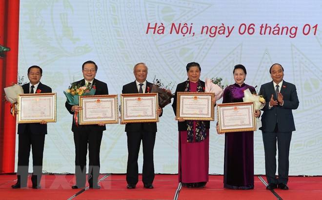 Thủ tướng Nguyễn Xuân Phúc, Chủ tịch Hội đồng Thi đua - Khen thưởng Trung ương, trao tặng Huân chương Đại đoàn kết dân tộc cho Chủ tịch Quốc hội Nguyễn Thị Kim Ngân và các Phó Chủ tịch Quốc hội. (Ảnh: Thống Nhất/TTXVN)