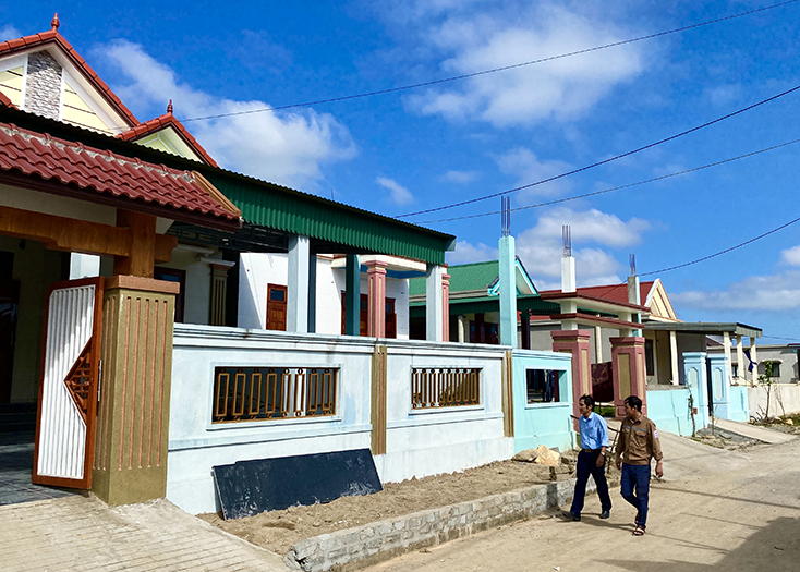 Người dân xã Quảng Đông được sống trong những ngôi nhà mới khang trang với hạ tầng điện, đường, nước sinh hoạt được đầu tư đồng bộ. 