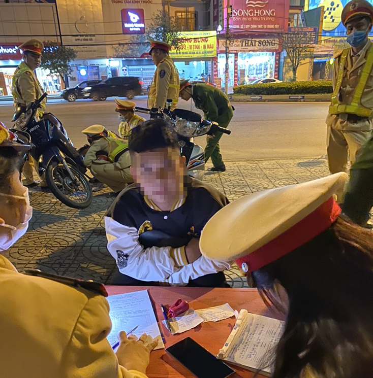 Đội Cảnh sát giao thông, Công an TP. Đồng Hới xử lý học sinh tham gia đua xe trái phép.