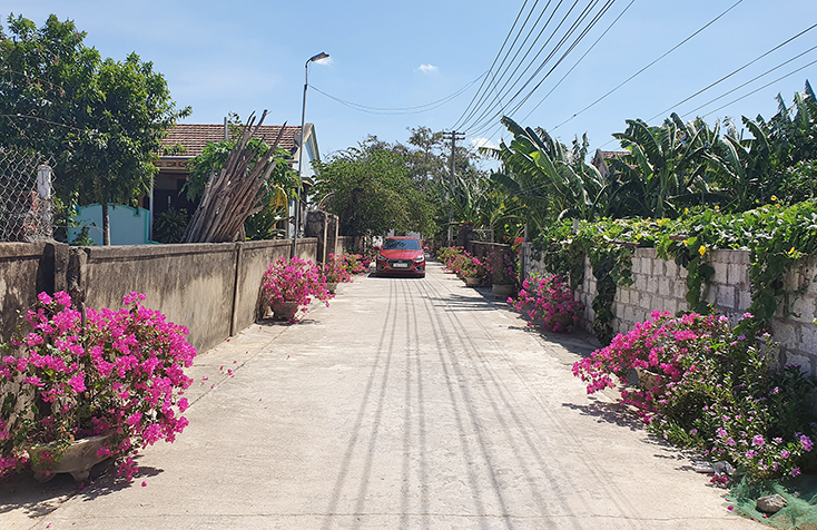 Đường giao thông nông thôn được bê tông hóa nhờ chương trình xây dựng NTM.