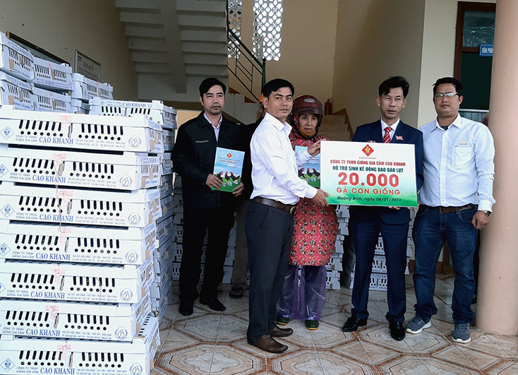 Chi cục Chăn Nuôi và Thý y và Công ty TNHH giống gia cầm Cao Khanh trao gà giống cho Trung tâm Dịch vụ nông nghiệp huyện Lệ Thủy.