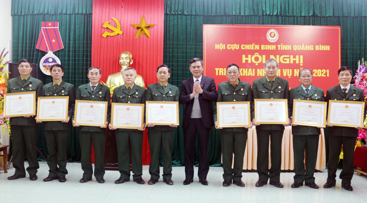 Đồng chí Chủ tịch UBND tỉnh tặng bằng khen cho 10 cá nhân.