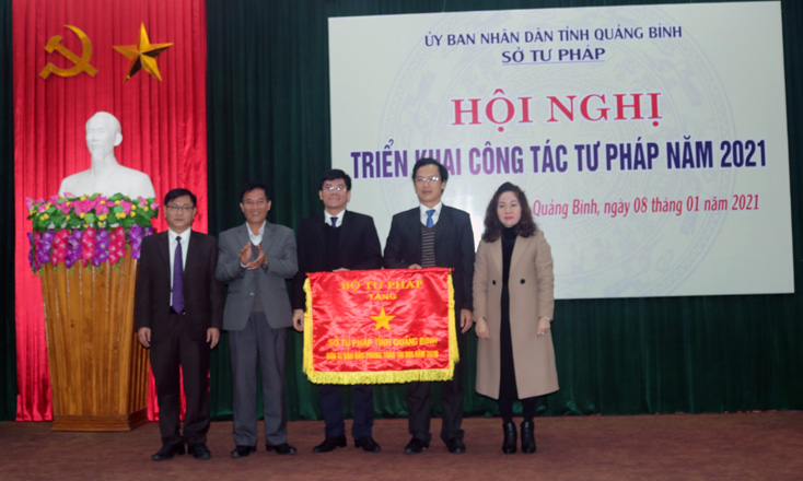 Sở Tư pháp vinh dự được Bộ Tư pháp tặng  