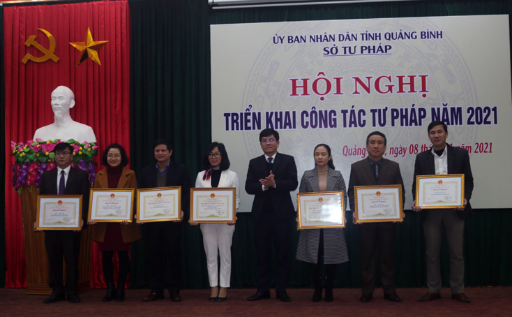 Các tập thể ngành tư pháp tỉnh ta được nhận bằng khen của Chủ tịch UBND tỉnh vì đã có nhiều thành tính xuất sắc trong quá trình công tác