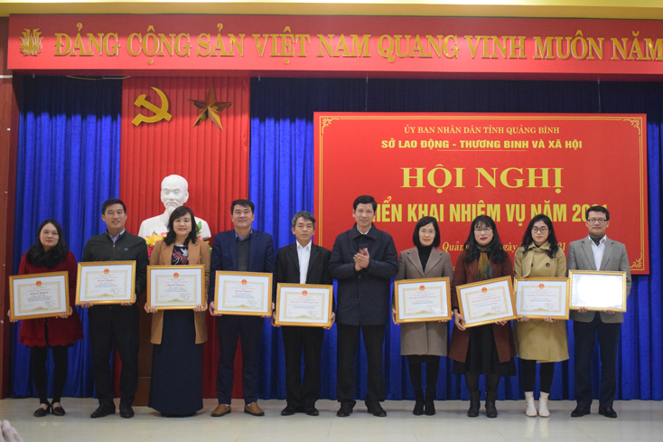 Đồng chí Phó Chủ tịch UBND Hồ An Phong trao Bằng khen Chủ tịch UBND tỉnh cho các tập thể và cá nhân ngành LĐ-TB-XH có thành tích xuất sắc trong công tác năm 2020.