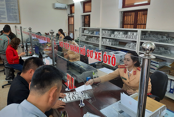 Lực lượng Cảnh sát giao thông rút ngắn thời gian trả kết quả đăng ký phương tiện ô tô xuống còn 180 phút.