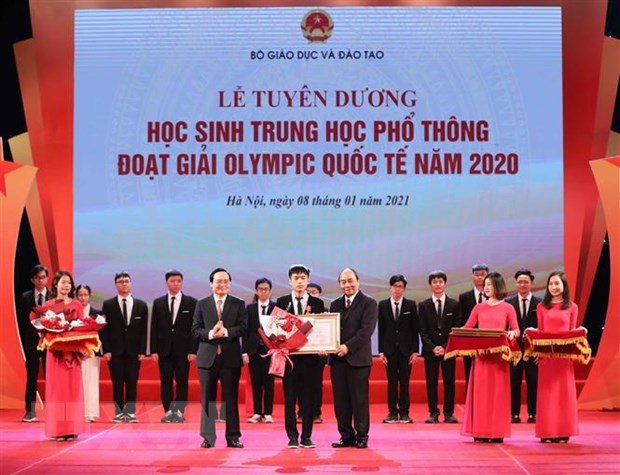  Thủ tướng Nguyễn Xuân Phúc, Chủ tịch Hội đồng Thi đua – Khen thưởng Trung ương trao tặng Huân chương Lao động hạng Nhất cho em Bùi Hồng Đức, học sinh lớp 12, trường THPT chuyên Khoa học Tự nhiên, trường Đại học Tự nhiên, Đại học Quốc gia Hà Nội đã đoạt Huy chương Vàng Tin học Quốc tế năm 2019; Huy chương Vàng Tin học Quốc tế năm 2020. (Ảnh: Thanh Tùng/TTXVN)
