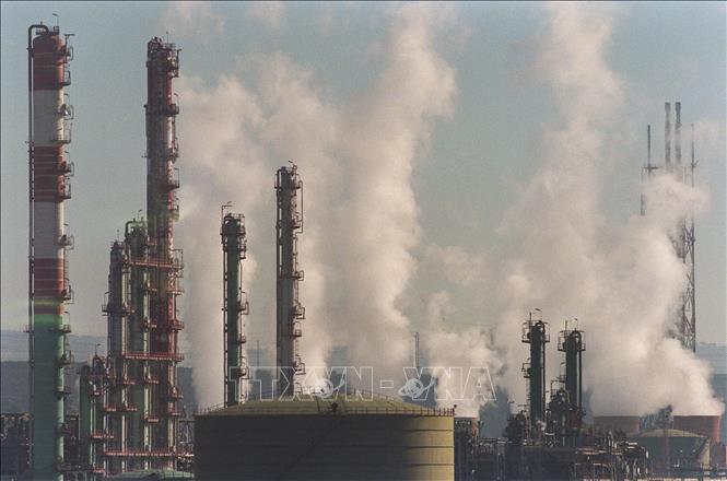  Khói bốc lên tại nhà máy hóa dầu ở Etang de Berre, Pháp. Ảnh minh họa: AFP/TTXVN