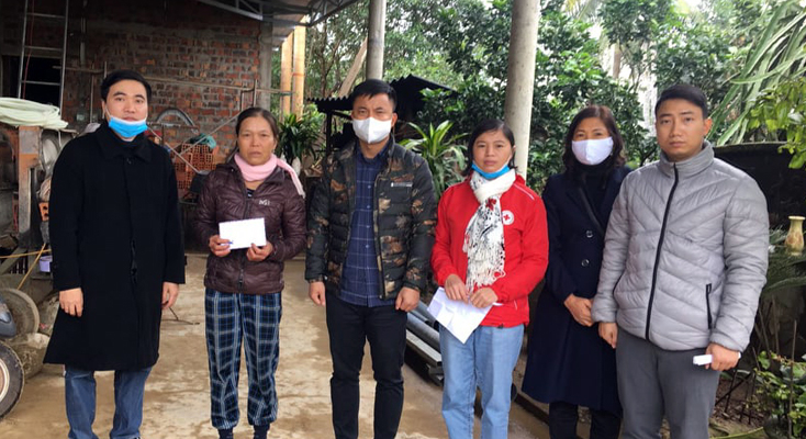 Trao quà cho hộ gia đình có hoàn cảnh đặc biệt khó khăn trên địa bàn huyện Lệ Thủy.