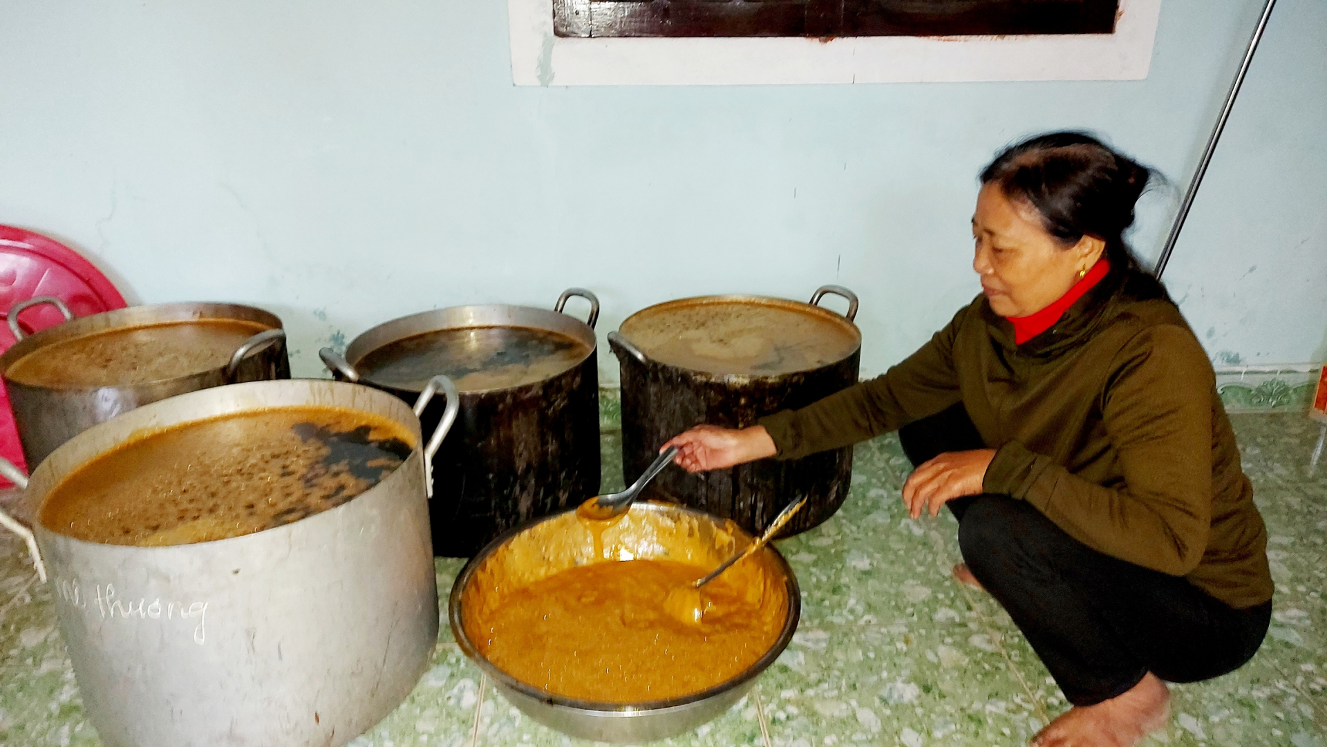 Mật mía làng Khiên nổi tiếng với độ thơm ngon và màu sắc đẹp.