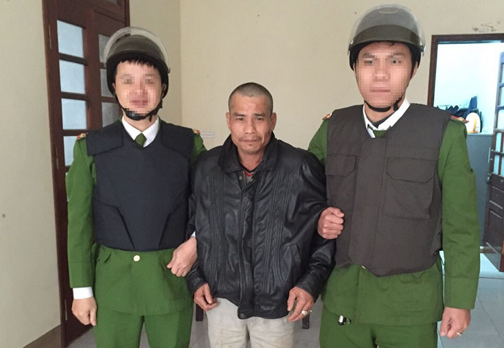 Đối tượng Nguyễn Minh Tuấn được khống chế đưa về Công an xã Nghĩa Ninh để làm việc.