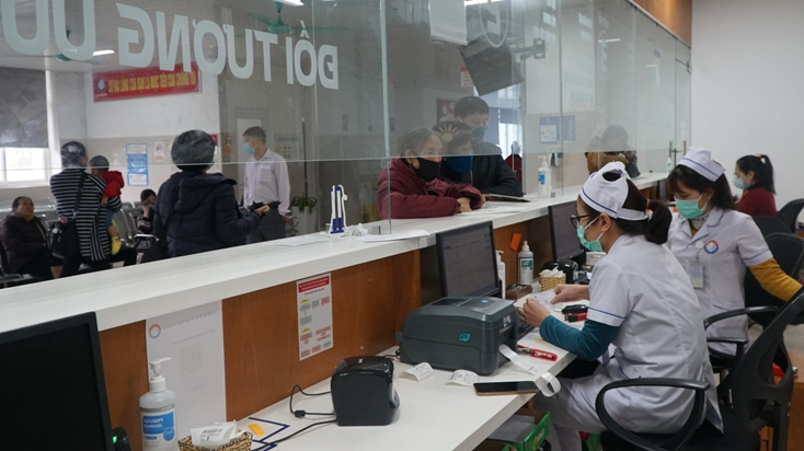 Những ngày cao điểm, Bệnh viện hữu nghị Việt Nam-Cuba Đồng Hới tiếp nhận hàng trăm bệnh nhân cao tuổi đến khám, chữa bệnh. 