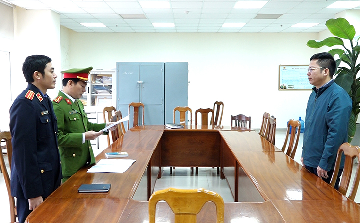 Tống đạt quyết định khởi tố bị can và lệnh khám xét chỗ ở, chỗ làm việc đối với Trương Tấn Lâm, Phó Giám đốc BQL dự án Môi trường và biến đổi khí hậu TP. Đồng Hới
