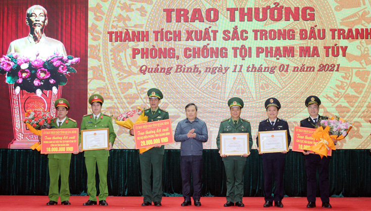 Đồng chí Bí thư Tỉnh ủy trao thưởng đột xuất cho các lực lượng phá án.