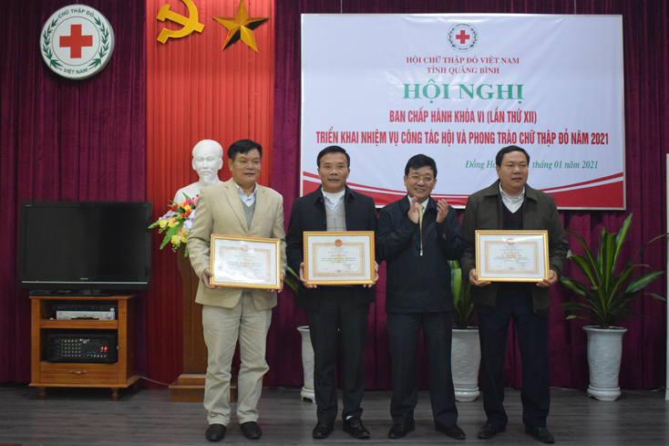 Đại diện lãnh đạo Hội CTĐ tỉnh trao giấy khen cho các tập thể có thành tích trong công tác hội và phong trào CTĐ năm 2020