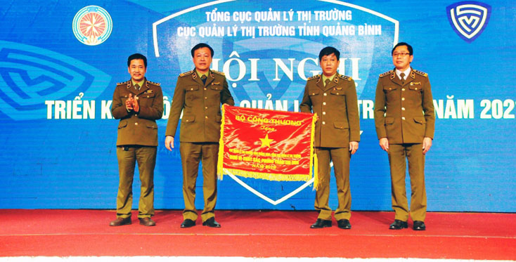 Cục Quản lý thị trường tỉnh nhận cờ thi đua của Bộ Công thương vì đã hoàn thành xuất sắc trong phong trào thi đua.