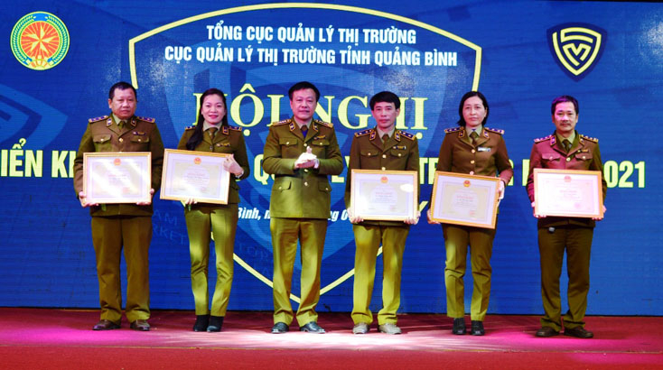 Trao Bằng khen của Bộ trưởng Bộ Công thương cho 5 cá nhân có thành tích xuất sắc trong công tác năm 2020.