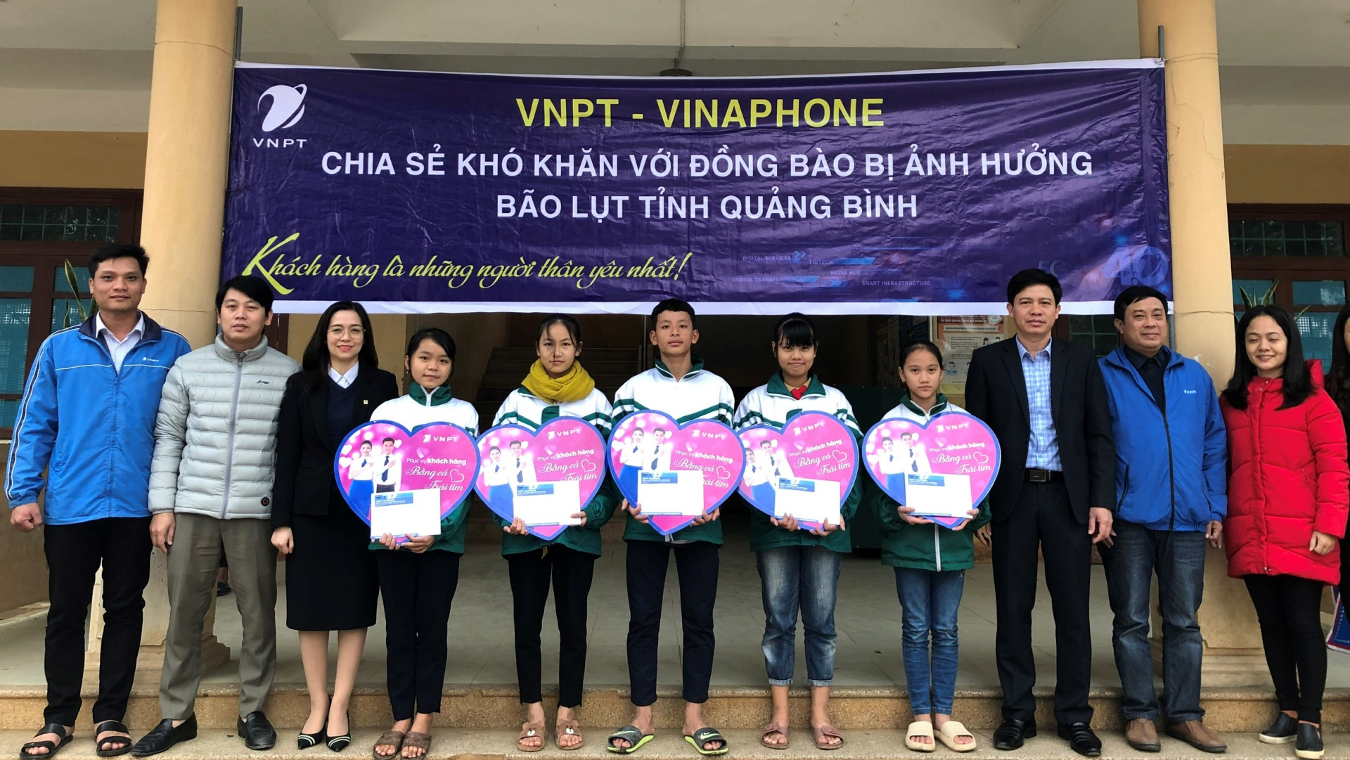 Đại diện VNPT Quảng Bình trao quà hỗ trợ các em học sinh có hoàn cảnh khó khăn bị thiệt hại trong đợt lũ lụt tháng 10-2020. 